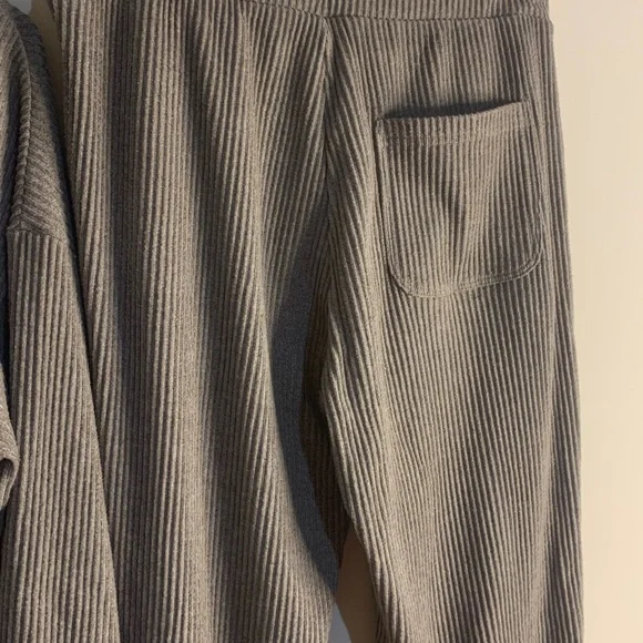 ALO Yoga Muse Sweatshirt & Sweatpants in Olive Tree Heather - Picture 11 of 11